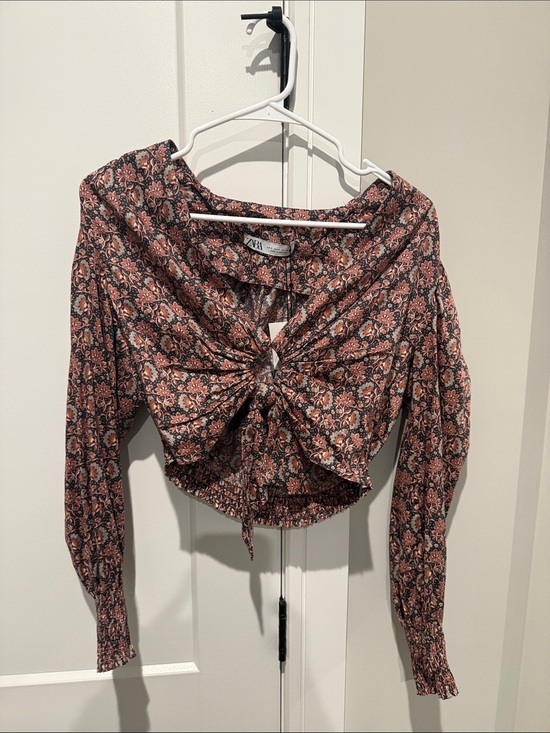 Zara Tops - Zara Floral Twist-Front Crop Top in Pink and Black